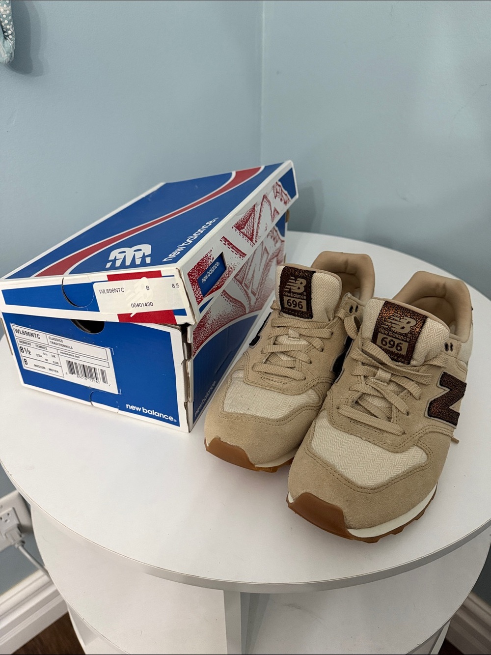 New Balance 696 women’s Beige/bronze running Shoes size 8.5 (B)